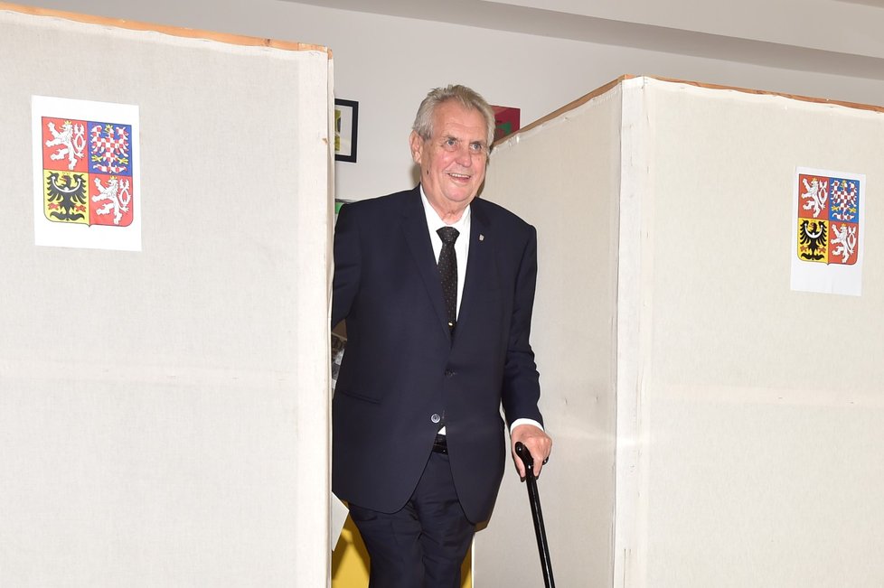 Svůj hlas v pátek večer odevzdal i prezident Miloš Zeman s manželkou