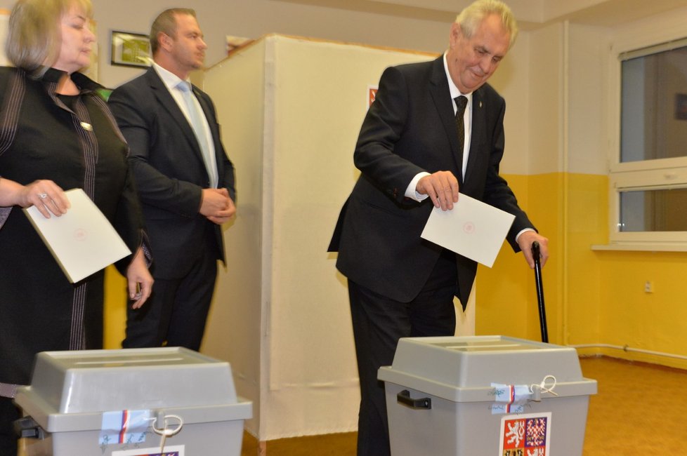 Svůj hlas v pátek večer odevzdal i prezident Miloš Zeman s manželkou