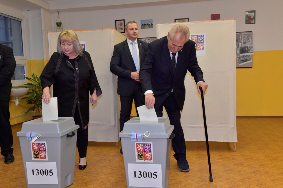 Svůj hlas v pátek večer odevzdal i prezident Miloš Zeman s manželkou