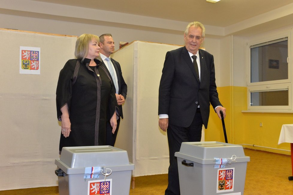 Svůj hlas v pátek večer odevzdal i prezident Miloš Zeman s manželkou