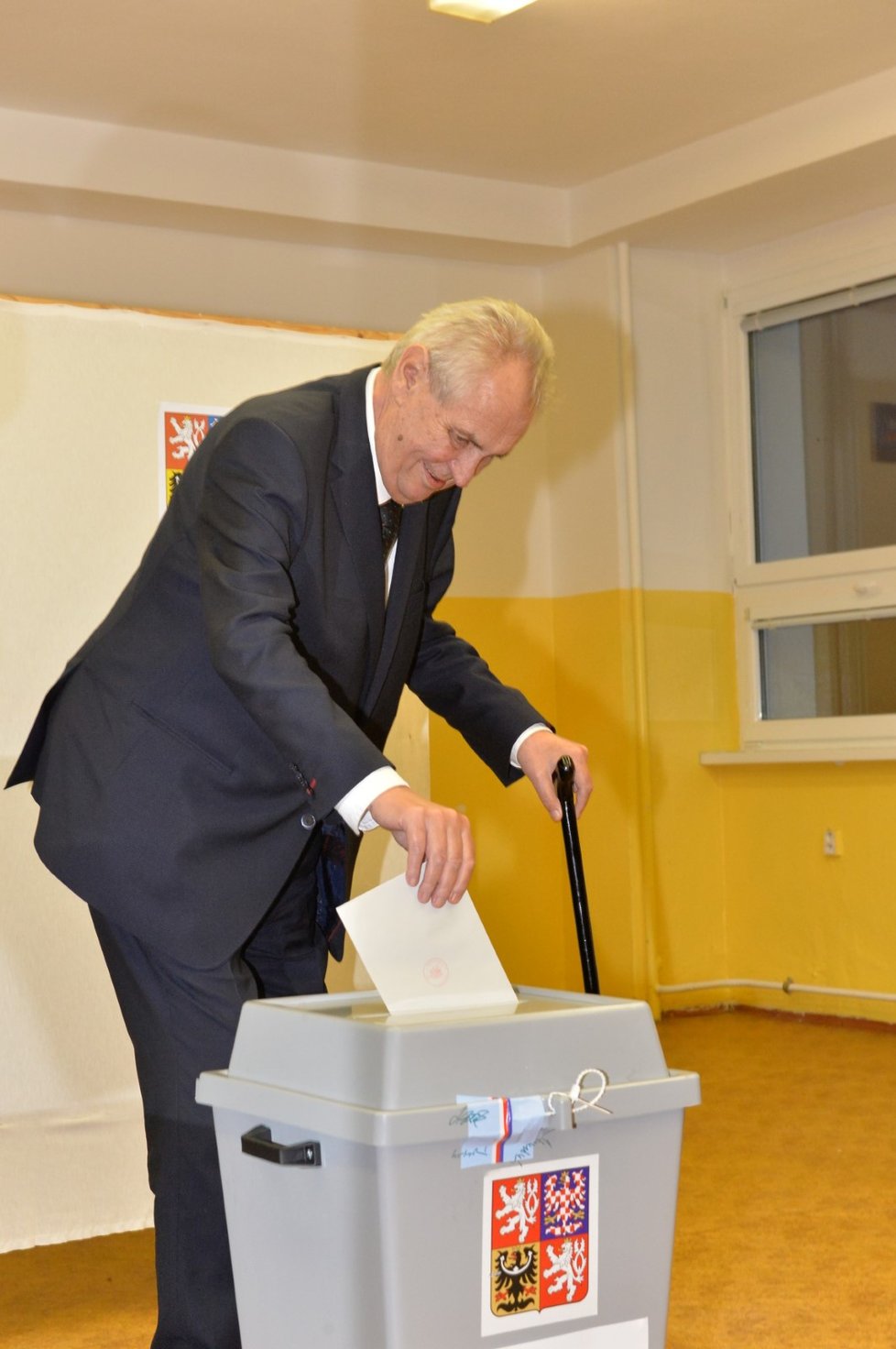 Miloš Zeman volil na Lužinách s manželkou Ivanou.