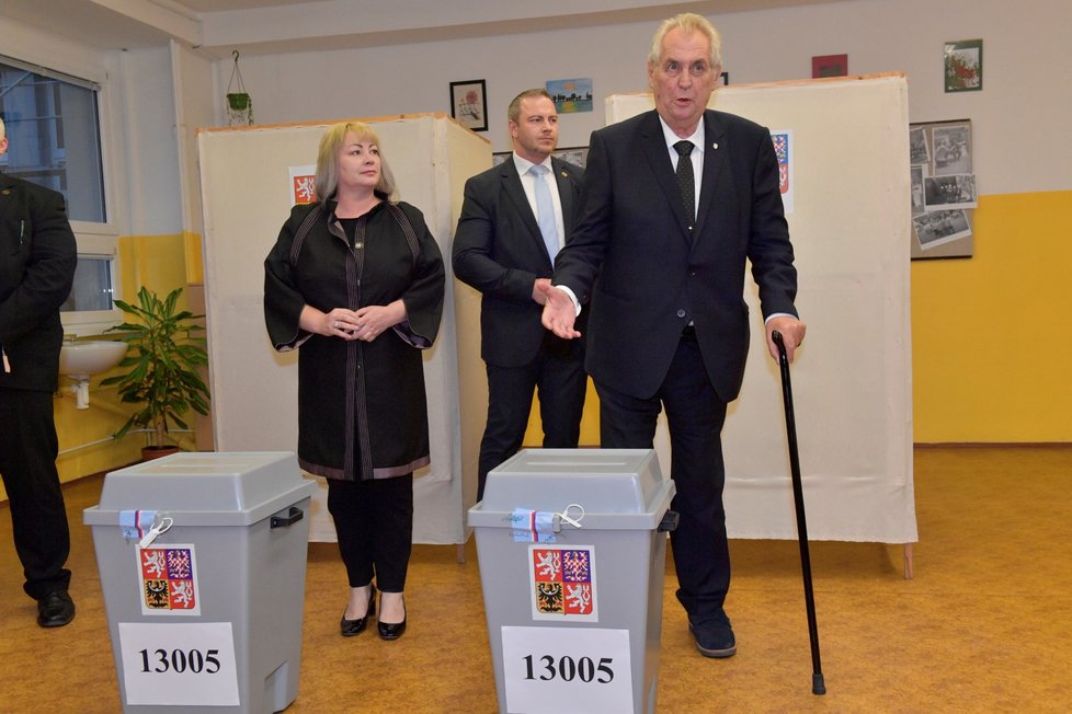 Svůj hlas v pátek večer odevzdal i prezident Miloš Zeman s manželkou