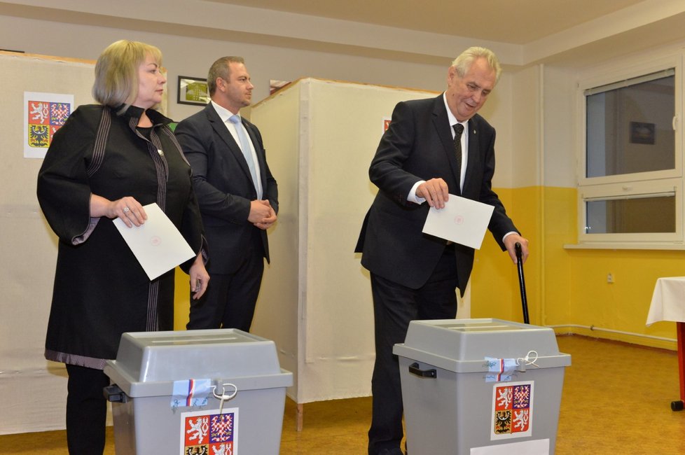 Svůj hlas v pátek večer odevzdal i prezident Miloš Zeman s manželkou