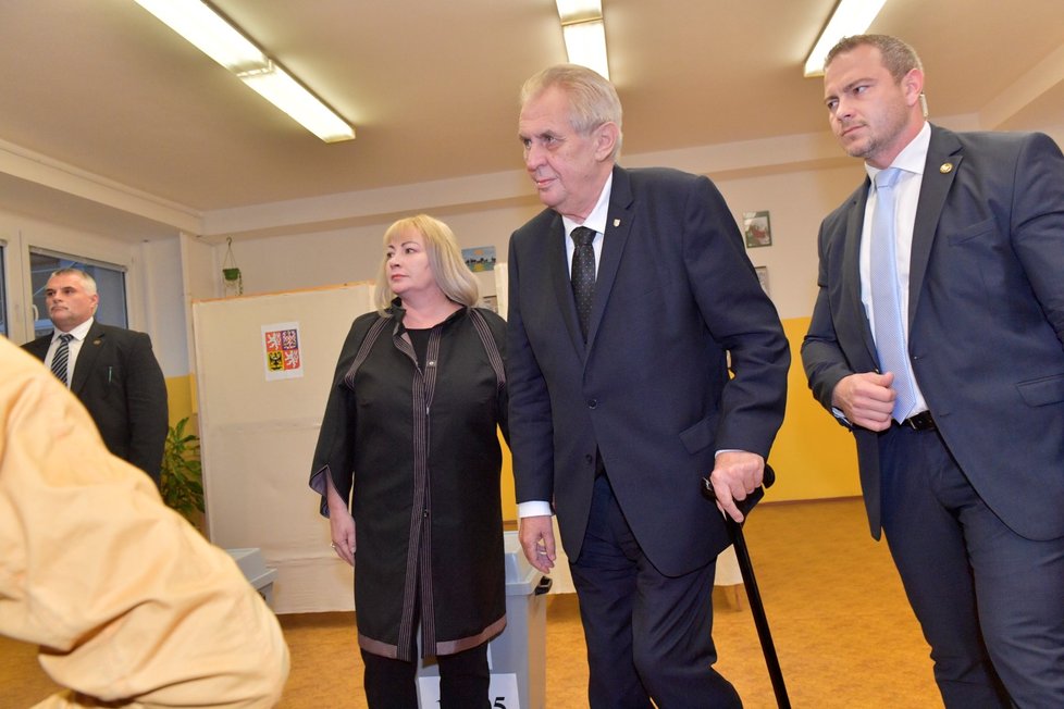 Svůj hlas v pátek večer odevzdal i prezident Miloš Zeman s manželkou.