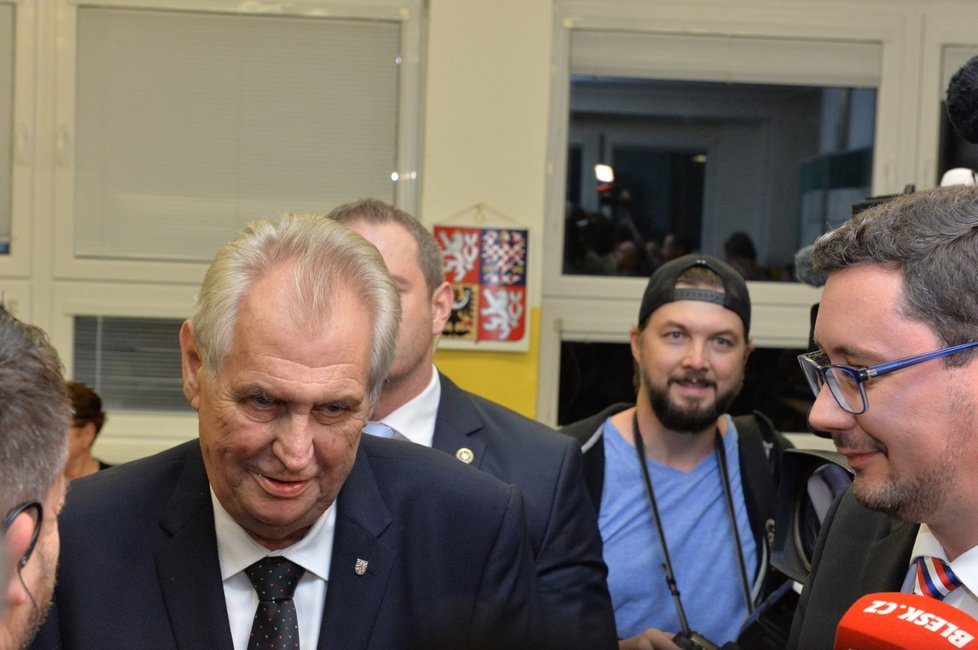 Prezident Miloš Zeman odevzdal svůj hlas v pátek večer, poté, co se vrátil z návštěvy Plzeňského kraje