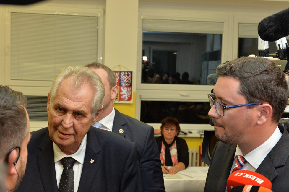 Prezident Miloš Zeman odevzdal svůj hlas v pátek večer, poté, co se vrátil z návštěvy Plzeňského kraje