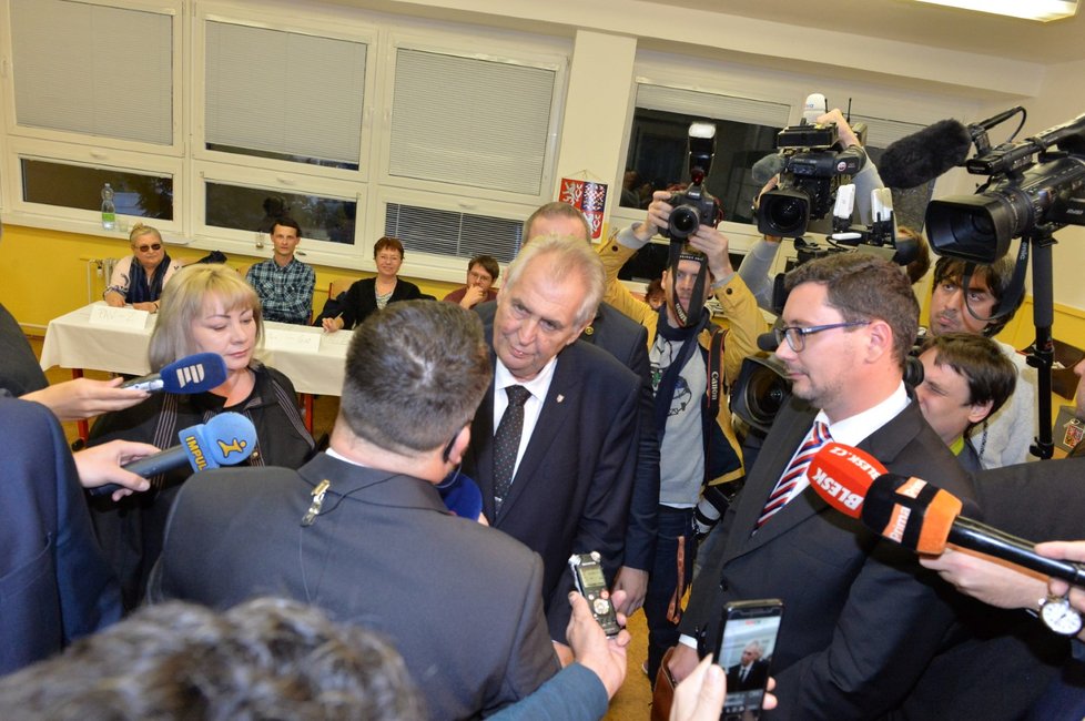 Prezident Miloš Zeman odevzdal svůj hlas v pátek večer, poté, co se vrátil z návštěvy Plzeňského kraje