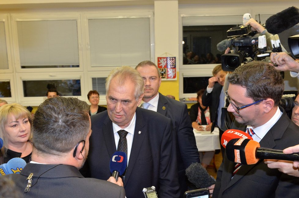 Prezident Miloš Zeman odevzdal svůj hlas v pátek večer, poté, co se vrátil z návštěvy Plzeňského kraje.