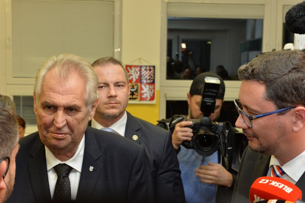 Prezident Miloš Zeman odevzdal svůj hlas v pátek večer, poté, co se vrátil z návštěvy Plzeňského kraje