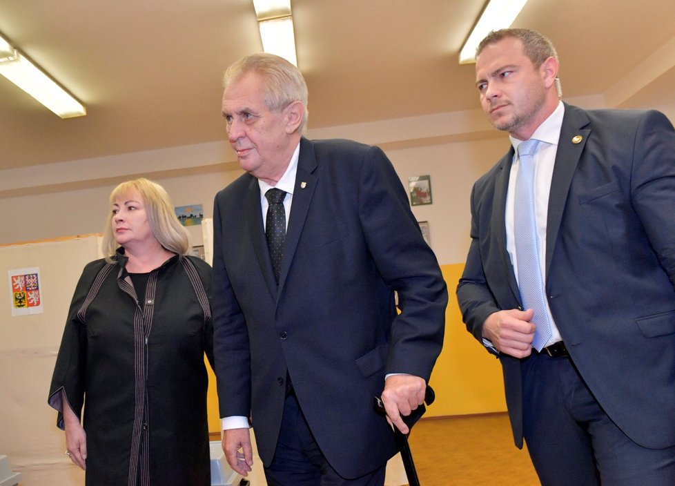 Prezident Miloš Zeman odevzdal svůj hlas v pátek večer, poté, co se vrátil z návštěvy Plzeňského kraje