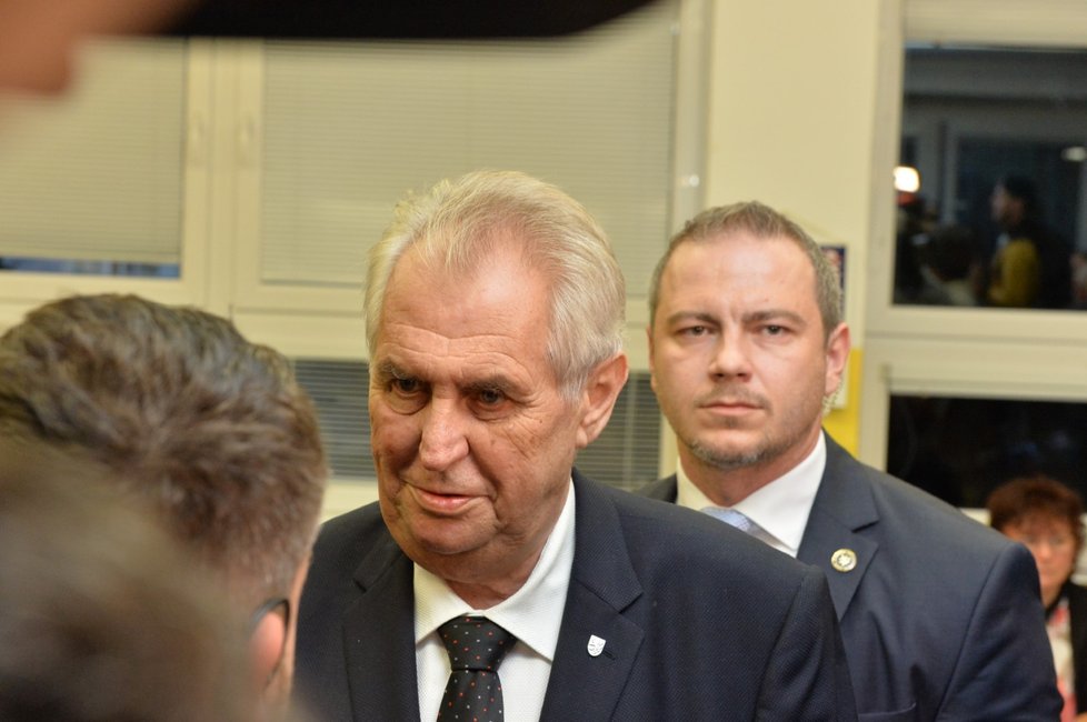 Prezident Miloš Zeman odevzdal svůj hlas v pátek večer poté, co se vrátil z návštěvy Plzeňského kraje.