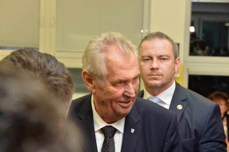 Prezident Miloš Zeman odevzdal svůj hlas v pátek večer, poté, co se vrátil z návštěvy Plzeňského kraje