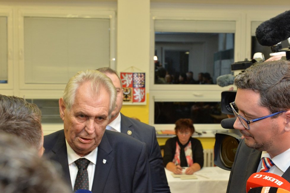 Prezident Miloš Zeman odevzdal svůj hlas v pátek večer, poté, co se vrátil z návštěvy Plzeňského kraje.