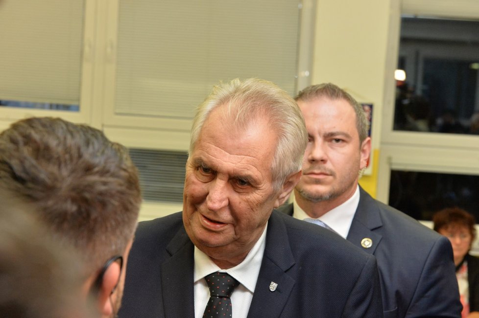 Prezident Miloš Zeman odevzdal svůj hlas v pátek večer poté, co se vrátil z návštěvy Plzeňského kraje.