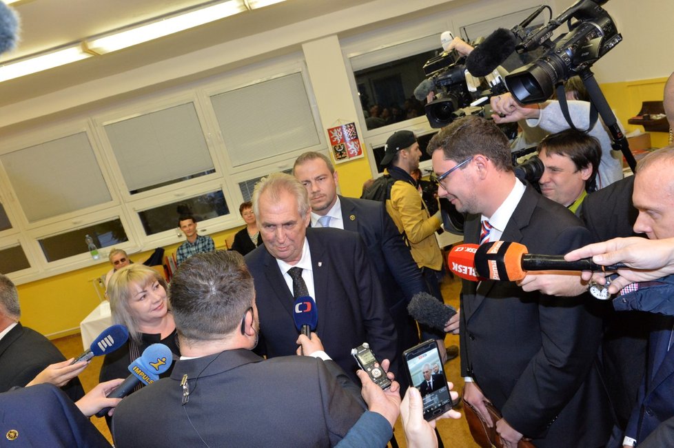 Prezident Miloš Zeman odevzdal svůj hlas v pátek večer poté, co se vrátil z návštěvy Plzeňského kraje.