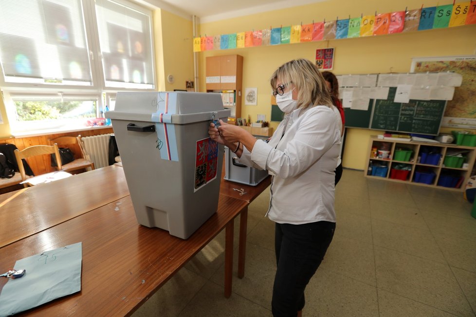 Sčítání hlasů po skončení sněmovních voleb (9. 10. 2021)