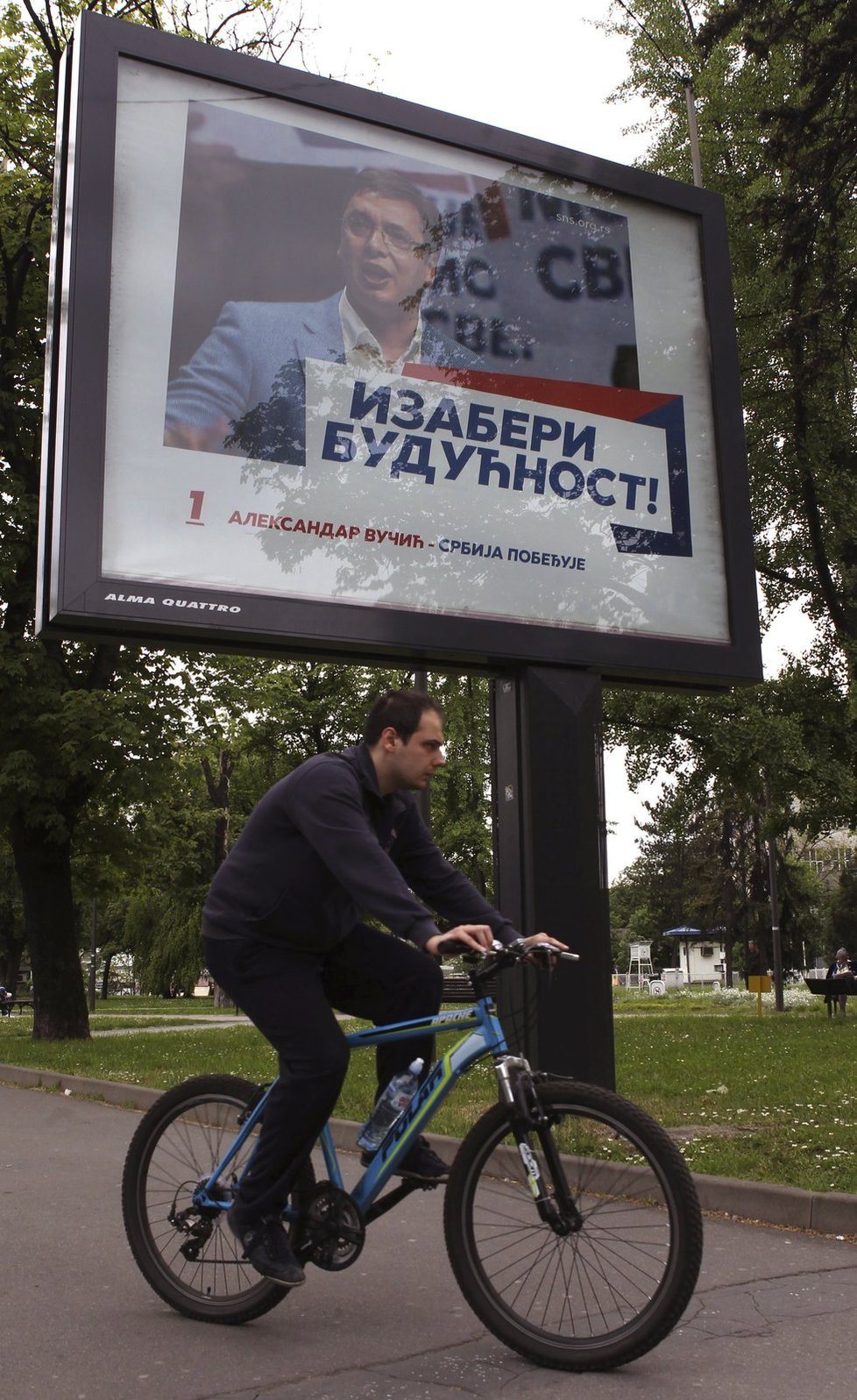 V Srbsku začaly volby, čeká se vítězství Srbské pokrokové strany (SNS) premiéra Aleksandara Vučiće.
