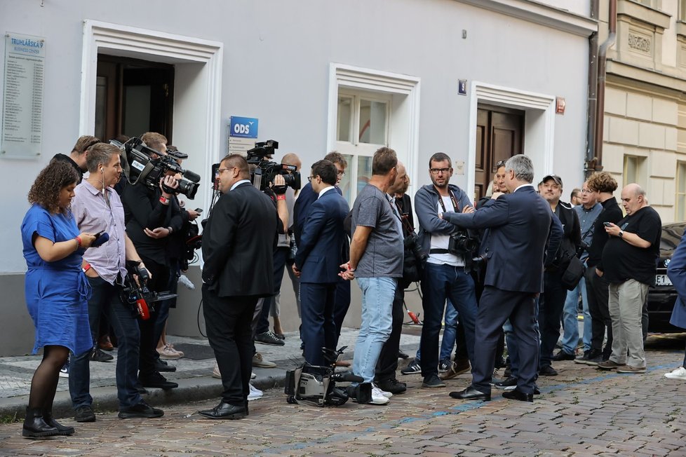 Davy novinářů čekající na příjezd premiéra Petra Fialy (ODS) do štábu SPOLU (24.9.2022)