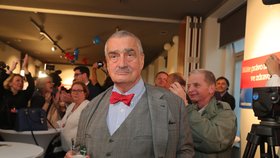 Karel Schwarzenberg ve volebním štábu TOP 09