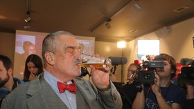 Karel Schwarzenberg ve volebním štábu TOP 09