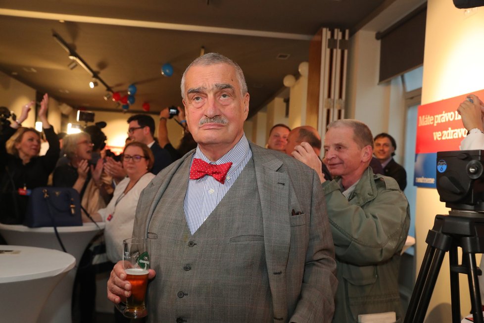 Karel Schwarzenberg ve volebním štábu TOP 09