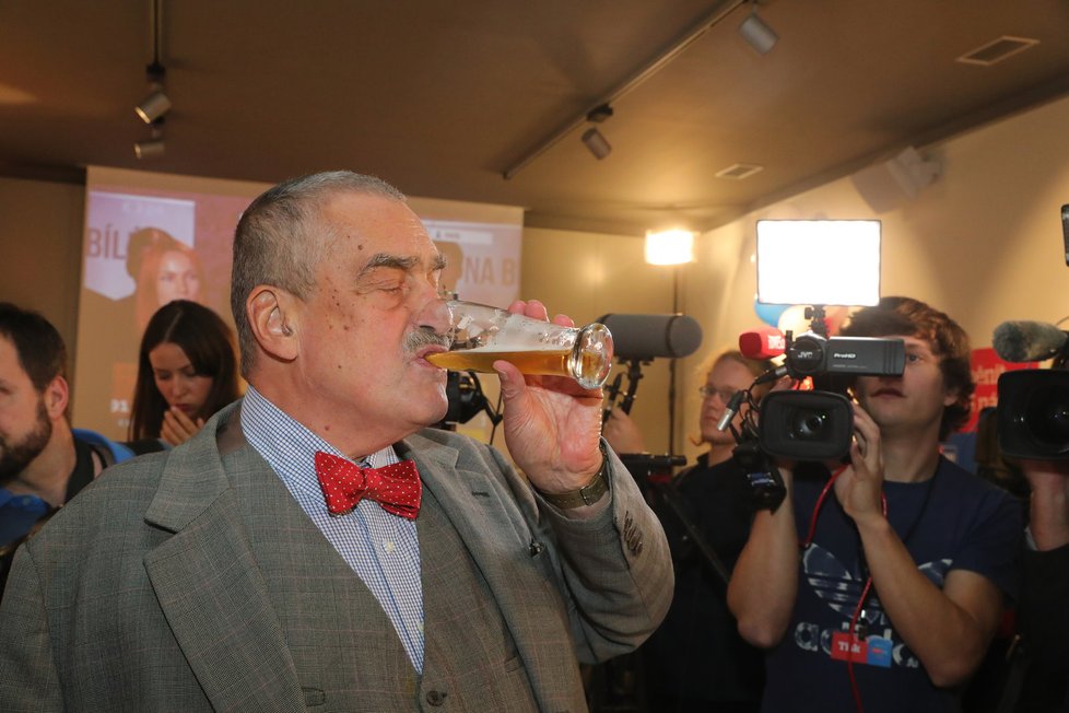 Karel Schwarzenberg ve volebním štábu TOP 09