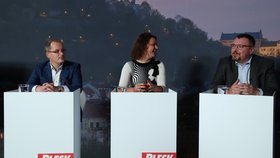 Ekonomové Vladimír Pikora, Helena Horská a Miroslav Singer ve volebním studiu Blesku.