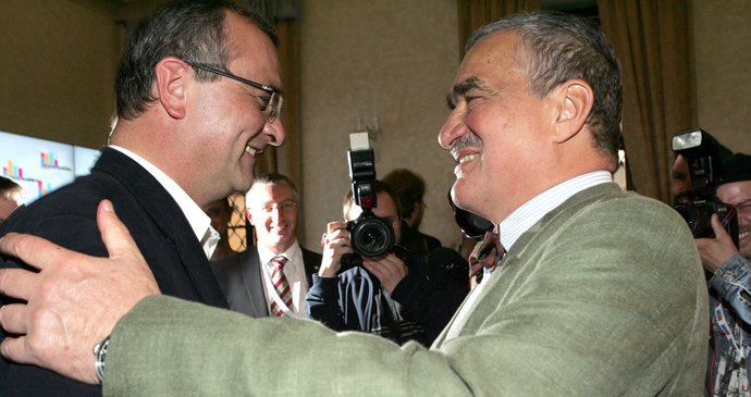 Miroslav Kalousek se s Karlem Schwarzenbergem po vyhlášení volebních výsledků usmíval. Listopad jim ale přinesl hořké zklamání.