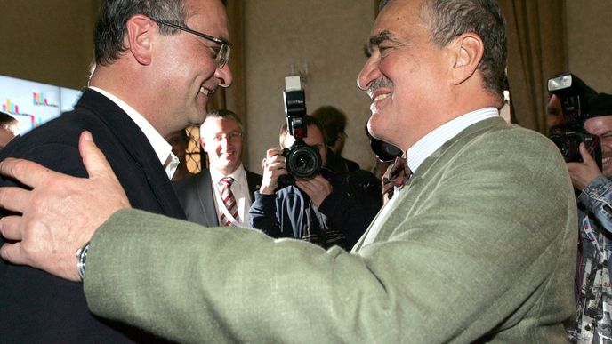 Miroslav Kalousek (vlevo) se objímá s Karlem Schwarzenbergem