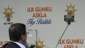 V Turecku začaly volby, lídr Ahmet Davutoglu si dělá selfie.