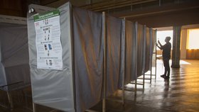 Příprava volebních budek ve volební místnosti města Mariupol na východě Ukrajiny