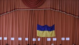 Volební pracovníci čekají na voliče v Konstantinovce v regionu Donětsk.