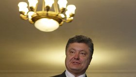 Ukrajinský prezident Petro Porošenko vhazuje hlasovací lístek do volební urny.