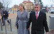 Babiš se u volební urny moc šťastně netvářil. Usmívat se začal až poté, co z volební místnosti vyšel ven. Babiš se u volební urny moc šťastně netvářil. Usmívat se začal až poté, co z volební místnosti vyšel ven.