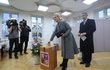 Babiš se u volební urny moc šťastně netvářil. Usmívat se začal až poté, co z volební místnosti vyšel ven. Babiš se u volební urny moc šťastně netvářil. Usmívat se začal až poté, co z volební místnosti vyšel ven.