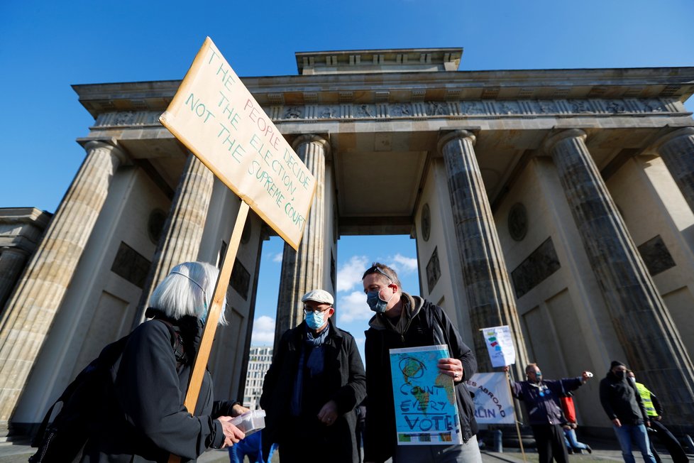 Demonstrace k americkým prezidentským volbám v Berlíně (4.11.2020)