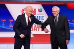 (Zleva) Viceprezident Joe Biden a senátor Bernie Sanders na debatě demokratických kandidátů na prezidenta si podali ruce loktem (16.  3. 2020)