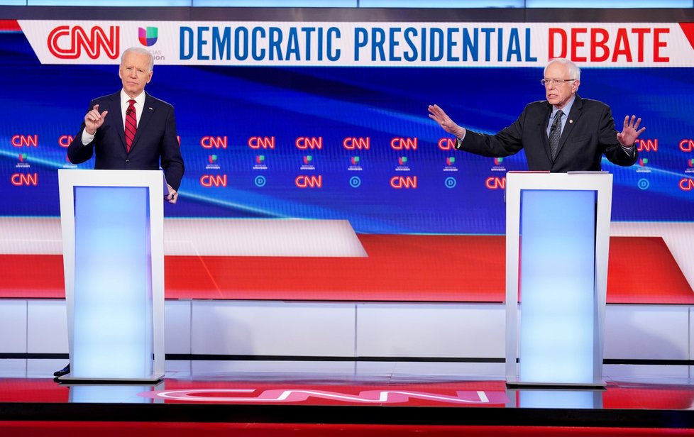 (Zleva) Viceprezident Joe Biden a senátor Bernie Sanders na debatě demokratických kandidátů na prezidenta (16.3.2020)