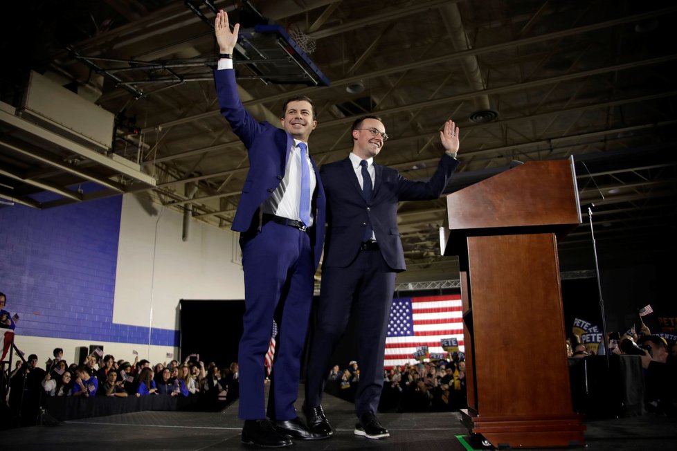 Možný kandidát na prezidenta Pete Buttigieg (vlevo) se svým manželem (6. 2. 2020)
