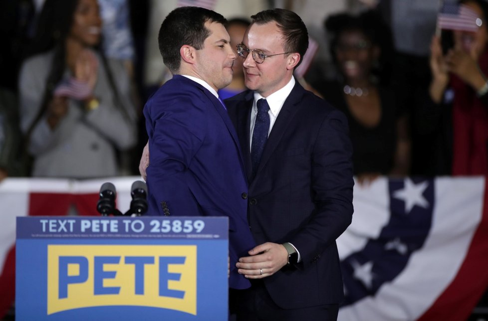 Kandidát na prezidenta Pete Buttigieg (vlevo) se svým manželem (6.2.2020)