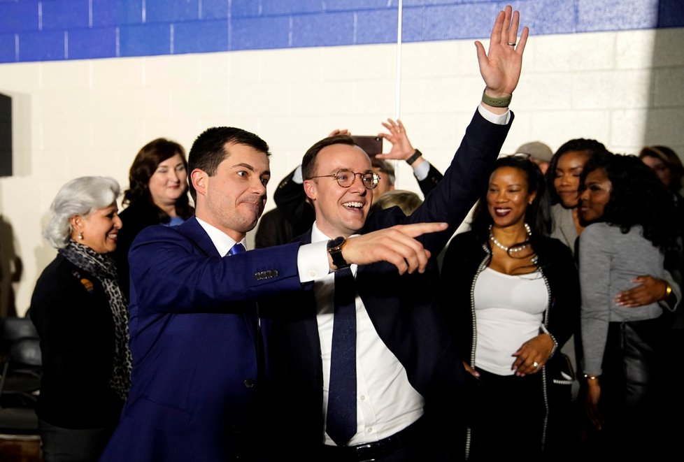 Možný kandidát na prezidenta Pete Buttigieg (vlevo) se svým manželem (6. 2. 2020)