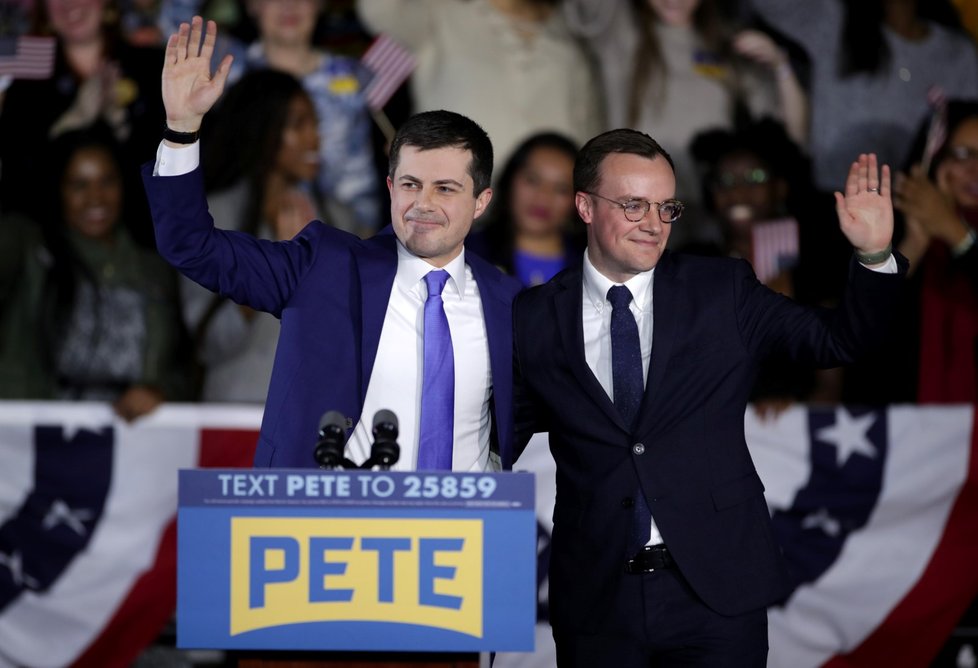 Kandidát na prezidenta Pete Buttigieg (vlevo) se svým manželem (6.2.2020)