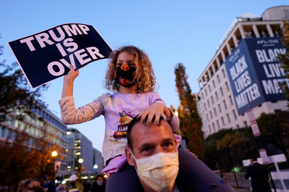 Demonstrace podporovatelů Joea Bidena ve Washingtonu (6. 11. 2020)