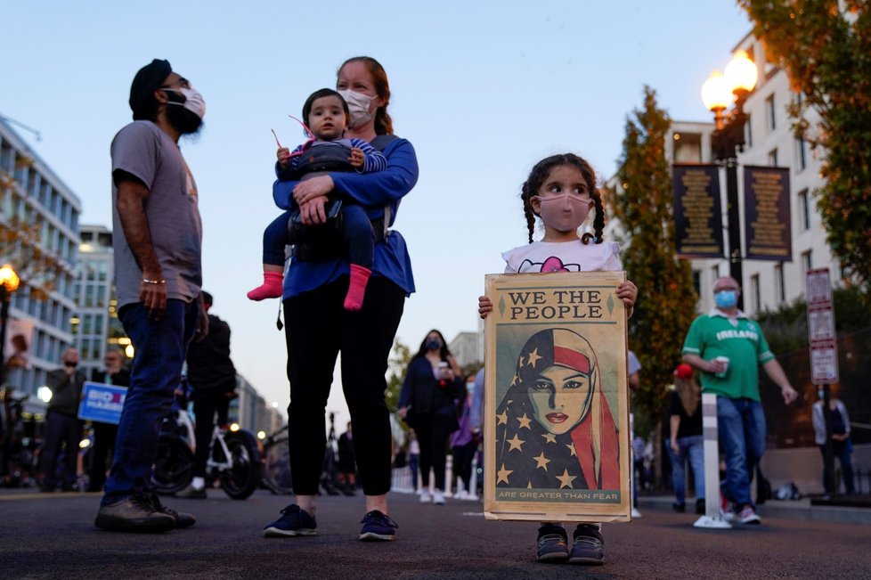 Demonstrace podporovatelů Joea Bidena ve Washingtonu (6. 11. 2020)