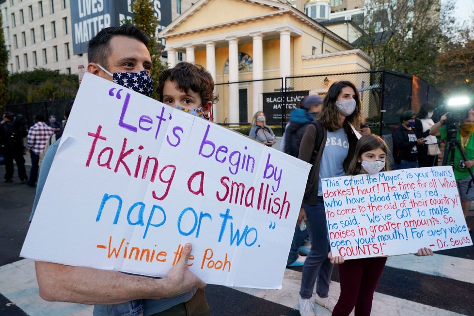 Demonstrace podporovatelů Joea Bidena ve Washingtonu (6. 11. 2020)