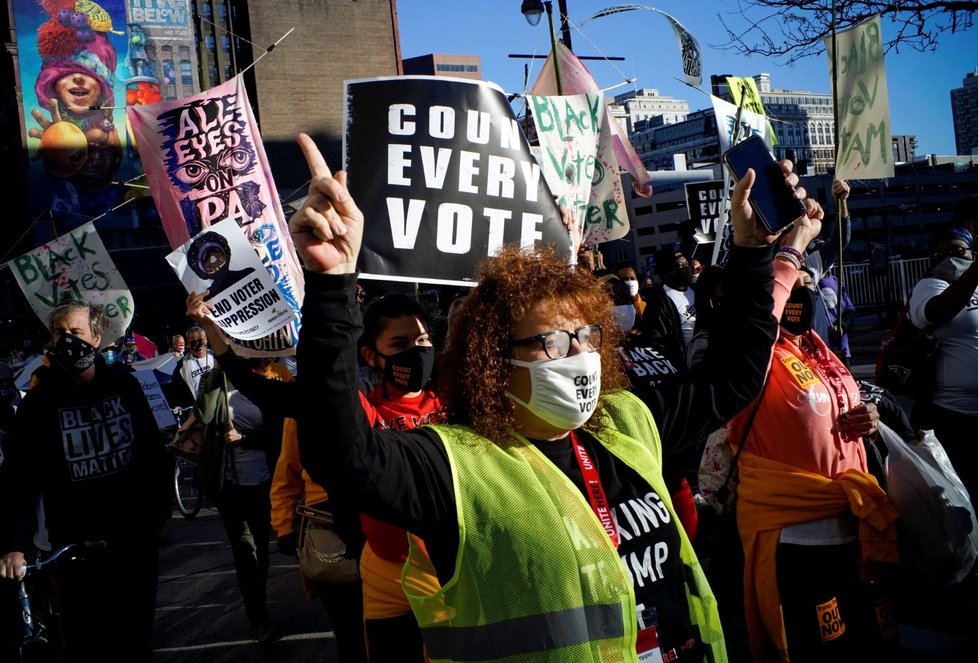 Demonstrace ve Filadelfii den po volbách v USA (4. 11. 2020)