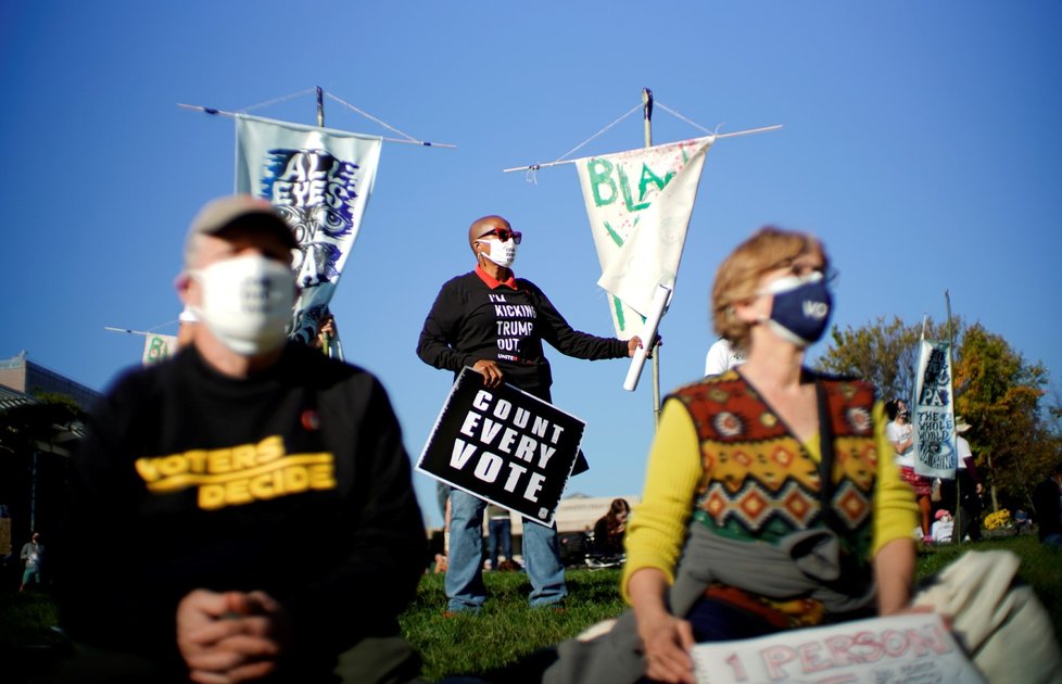 Demonstrace ve Filadelfii den po volbách v USA (4. 11. 2020)