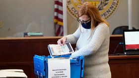 Počítání hlasů v amerických volbách v Georgii a v Pensylvánii (6. 11. 2020)