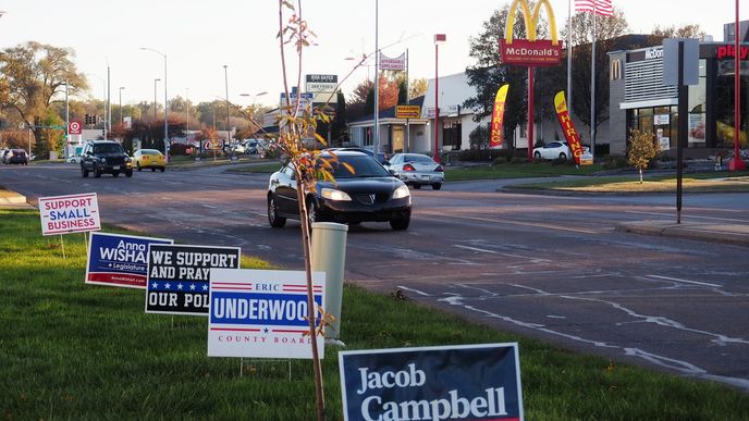 Podnikatelská asociace v Nebrasce na mini billboardech podporuje republikány.