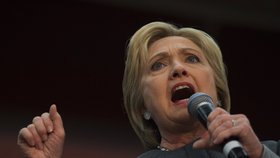 Hillary Clintononová používala soukromý e-mail, dle kritiků tím ohrozila státní bezpečnost.